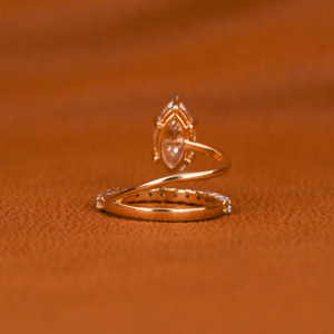 Anillo de compromiso con corte marquesa y anillo de eternidad con diamantes, perfecto para compromiso, amor eterno, engaste único con brillo. - Product Image 4