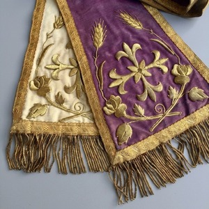 Étole d'évêque personnalisée brodée, violette et or, avec franges et motifs floraux, scapulaire, vêtement religieux - Product Image 4