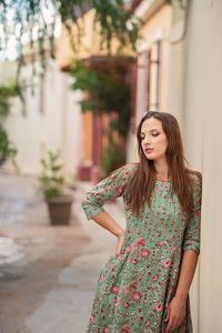Vestido Harriet Estampado a Mano, Largo hasta la Pantorrilla, Estilo Bohemio, Floral, Verde y Rojo, Informal, Ocasional, Hecho a Mano, Moda Ética, con Paneles - Product Image 4