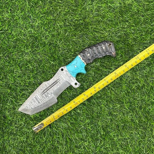 Couteau de chasse artisanal en acier Damas avec étui en cuir de buffle personnalisable OEM, lame fixe avec plaque en résine de bois colorée - Product Image 2