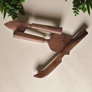 Ensemble de cuillères en bois finies à la main avec une texture lisse, idéal pour une utilisation douce sur les casseroles et poêles antiadhésives - Product Image 3