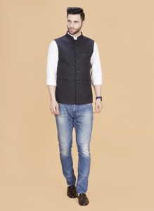 Chaleco Elegante Color Granate Oscuro para Hombre, Corte Entallado, Formal, para Traje de Etiqueta, Boda y Ropa Corporativa, Disponible para la Venta - Product Image 3