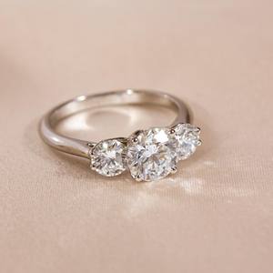 Anillo de compromiso de diamante blanco de tres piedras de corte redondo de 8mm | Joyería nupcial minimalista chapada en oro de 18 quilates de plata esterlina - Product Image 4