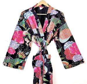 Chaqueta Kantha de algodón indio hecha a mano para mujer, bata de invierno acogedora negra con cinturón de corbata para ropa de dormir de primavera - Product Image 1