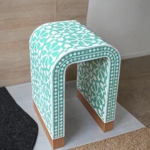 Elegante Mesa de Centro Hecha a Mano con Incrustaciones de Hueso Verde y Blanco con un Patrón Único Decorativo para el Estilo Interior - Product Image 3