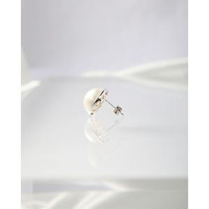 Boucles d'oreilles clous en perles blanches nacrées - Product Image 5