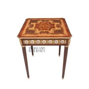 Table d'appoint carrée de luxe avec marqueterie géométrique complexe, médaillons en porcelaine peints à la main et décor palais en laiton doré - Product Image 1