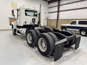 รถบรรทุกดีเซลขนาดใหญ่แบบหัวลาก 6x4 พร้อมห้องโดยสารสำหรับขนส่งระยะไกลและการขนส่งทางหลวง - Product Image 2