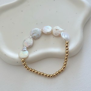 สร้อยข้อมือลูกปัดแบบโบฮีเมียนคลาสสิกพร้อมไข่มุกบาร็อคและชุบทองทำจากสเตนเลสชุบทอง - Product Image 3