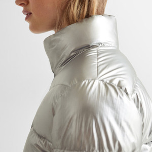 Veste matelassée à capuche unisexe argentée brillante, chaude pour l'hiver, légère, imperméable, logo frontal, rembourrage en polyester/nylon, décontractée - Product Image 3