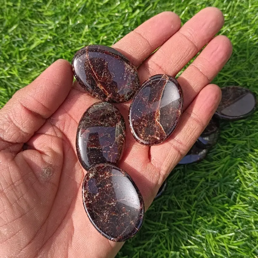 Kualitas standar batu permata worrystone garnet pijat penyembuhan kristal batu permata tersedia dengan harga grosir