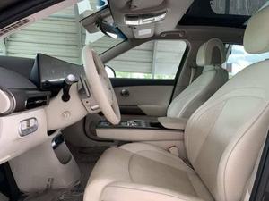 Genesis GV60 Advanced AWD Turbo 2023 d'occasion, sièges en cuir, intérieur clair - Product Image 5