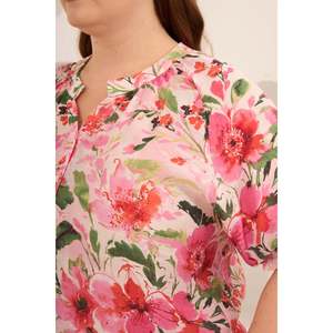 Camisa de talla grande con estampado floral y mangas fruncidas en color fucsia - Product Image 2