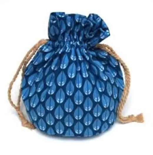 A flor azul da cor imprimiu sacos do cordão que apresentam um presente para pares recentemente casados em momentos alegres com cordão do algodão