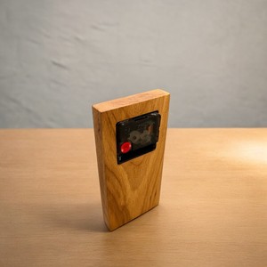 Horloge de table en bois qui s'intègre parfaitement aux plantes, aux livres et aux autres éléments de décoration, l'horloge ajoute une touche de luxe. - Product Image 3