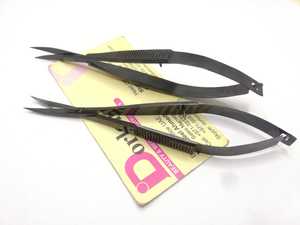 Tijera de resorte de acero inoxidable negro con logotipo personalizado de alta calidad, hoja recta curva, punta afilada para cejas/pestañas sostenible - Product Image 2