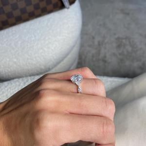 แหวนหมั้นเพชรทรงรี 2.50 กะรัต เพชรเลี้ยงในห้องปฏิบัติการ ประดับเพชรสามเม็ด ด้านข้างประดับเพชรทรงทริลเลียน ทองคำขาว 18k ระดับความสะอาด F VVS1 VVS2 - Product Image 2