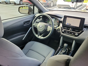 NOUVEAU Toyota Corolla Cross Hybride XSE AWD 2025 d'occasion noir avec phares LED, sièges en cuir, transmission automatique et pneus R18 - Product Image 6