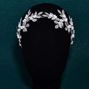 Diadema Bridella BHP353-S con Perlas Plateadas y Cristales de Aleación, con Ajuste Cómodo para Bodas Elegantes - Product Image 3