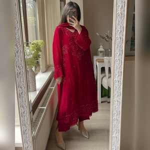 Ensemble palazzo trois pièces en georgette exclusif avec broderie de sequins et dupatta de créateur pour tenue de mariage de luxe - Product Image 4