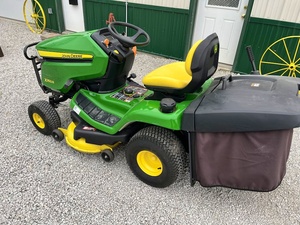 Cortadora de Césped John Deere X350R 2026 con Cesto Recolector Trasero de 42 Pulgadas, Motor de 2 Tiempos, Industrial - Product Image 2
