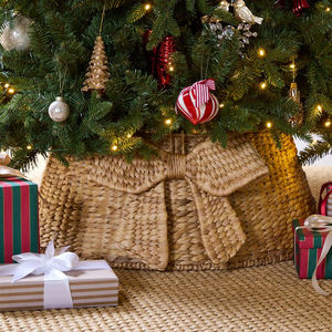 ปลอกต้นคริสต์มาสจากผักตบชวา พร้อมโบว์ งานสานด้วยมือ กระโปรงต้นคริสต์มาส  รับผลิตแบบ OEM ODM ขายส่งจากโรงงาน - Product Image 4