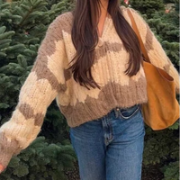 Braun-Weiß Gestreifter Winter-Cardigan für Damen, Atmungsaktiv, Polyester, Knopfleiste, Jacquard, Koreanischer Stil, V-Ausschnitt, Normale Länge