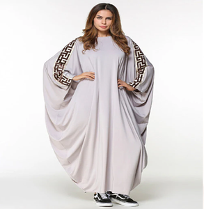 Abaya jaune moutarde avec broderie florale délicate sur le bas. Haute qualité et disponible à prix de gros. - Product Image 3