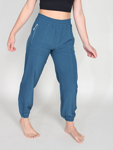 Joggers de mujer personalizados con bolsillos de talla grande mallas sólidas logotipo estampado salón en la cintura - Product Image 2