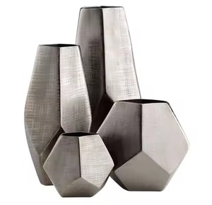 Vase en métal en laiton de luxe porte-fleurs décoratif pour la décoration intérieure pièce maîtresse de table élégante pour le style de salon et de bureau - Product Image 1