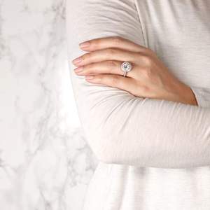 Anillo de Compromiso con Doble Halo de Diamantes Cultivados en Laboratorio, Corte Redondo, Chapado en Oro, Estilo Clásico, Anillo de Regalo para Aniversario y Boda - Product Image 3