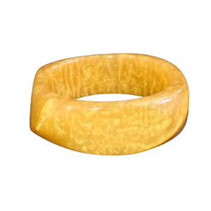 Brazalete de Resina Perlada Dorada Brillante, Brazalete Acrílico Grueso con Diseño Marmoleado Amarillo, Accesorio de Moda de Lujo para Mujer, Ecológico - Product Image 1