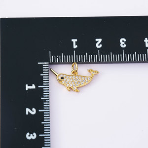 Trendiger Funkelnder Narwal-Anhänger mit Echtgold-Finish und Zirkon-Einlage, Filigraner Ozean-Inspirierter Schmuck für Geburtstage - Product Image 4