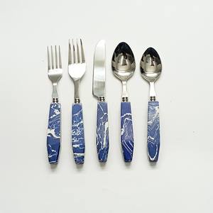 Venta mundial 100% Calidad genuina Último diseño real Diseño de mármol Juego de cubiertos con mango de resina de sombra azul y blanca - Product Image 1