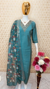 Exclusivo diseñador indio Kurti con pantalón y juego de Dupatta Diseño de trabajo manual para ropa de fiesta de boda Exclusivamente de exportador indio - Product Image 6