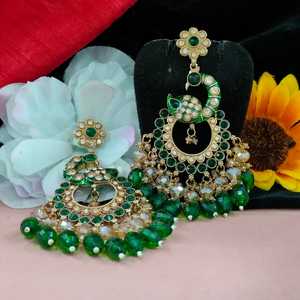 Opulent Fusion Pendientes de moda Tradicional Kundan Chandbalis con diseño de pavo real Exquisitas perlas colgantes para una elegancia elegante - Product Image 1