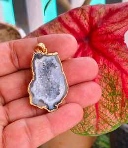 Collier avec pendentif en pierre naturelle, géode irrégulière, quartz druzy, cristal, avec pendentif en pierre précieuse plaqué or pour femmes - Product Image 1