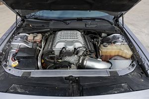 Dodge Challenger SRT Hellcat 2016 d'occasion, environ 35 100 miles, moteur V8 suralimenté de 707 ch, nombreuses modifications - Product Image 6