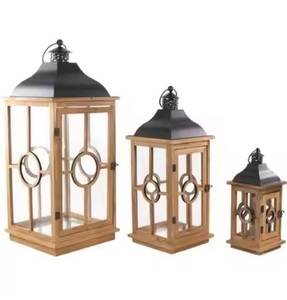 Juego de tres farolillos colgantes de madera y vidrio hechos a mano, diferentes tamaños para uso doméstico, hotel, boda o decoraciones navideñas - Product Image 1