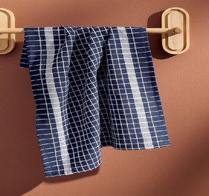 Serviette de cuisine en coton bleu marine avec un motif de grille de fenêtre blanche propre. Disponible à prix de gros. - Product Image 1