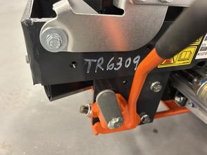 Cortadora de Césped Industrial Usada con Motor de 2 Tiempos, Pocas Horas de Uso, Tracción en las Cuatro Ruedas, Dirección Asistida, Neumáticos Traseros Grandes, Asiento Cómodo - Product Image 6