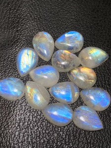 Venta al por mayor maravilloso azul fuego Arco Iris piedra lunar forma de pera cabujón pulido a mano calibrado piedra preciosa Color blanco Natural - Product Image 5