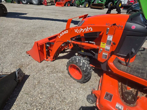 Tractor compacto Kubota BX2380 4WD con motor diésel de 23HP y cargador frontal para un fácil manejo de las tareas agrícolas diarias. - Product Image 3