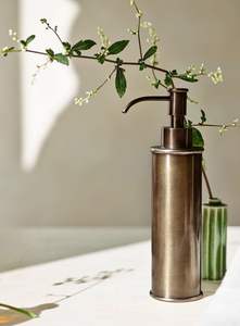 Distributeur de savon en métal raffiné, pompe en acier élégante, améliorant la présentation de l'évier de salle de bain - Product Image 5