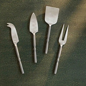 Ensemble de couteaux à fromage en métal moulé finition argent mat professionnel, couverts de service durables pour hôtels, restaurants et traiteurs - Product Image 1