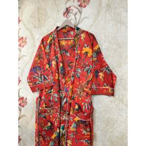 Robe kimono en coton faite à la main avec imprimé d'oiseaux dessiné à la main pour les loisirs - Product Image 2