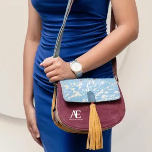 फैशन हस्तनिर्मित पुनर्नवीनीकरण चमड़ा क्रॉसबॉडी बैग धातुई कंधे पर अद्वितीय टिकाऊ बाल लटकन हर रोज महिलाओं का हैंडबैग