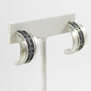 Pendientes de aro de plata esterlina con diseños de patrón de alfombra Navajo superpuestos y reticulados Hermosos pendientes - Product Image 2