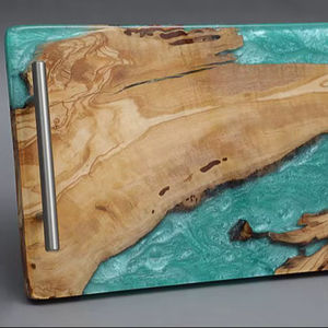 Planche à servir unique en bois d'olivier avec résine époxy teal, poignées en métal, plateau de charcuterie de luxe, vaisselle décorative, art de la cuisine - Product Image 1