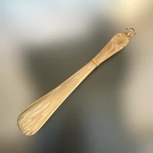 Rehausseur de chaussures en bois simple avec poignée en métal élégante, finition polie, design ergonomique pour un usage quotidien facile et confortable, en provenance d'Inde - Product Image 1